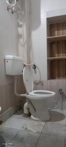 ein Bad mit einem WC und einer Dusche in der Unterkunft Hotel Abhinav Jaisalmer in Jaisalmer