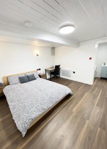 Säng eller sängar i ett rum på Welsh Holiday Accommodation - Modern Living