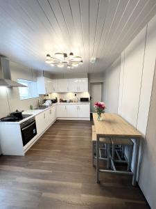 Ett kök eller pentry på Welsh Holiday Accommodation - Modern Living