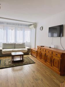 ein Wohnzimmer mit einem Sofa und einem Flachbild-TV in der Unterkunft Piso en playa de Alicante in Alicante