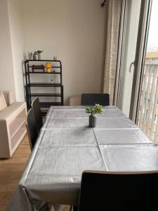 een eetkamer met een tafel met een plant erop bij Appartement - Nanterre in Nanterre
