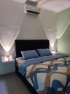 Ένα ή περισσότερα κρεβάτια σε δωμάτιο στο Sekar Homestay Jogja