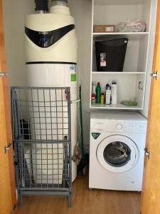 a washer and dryer in a small room at Casa do mar in São Vicente