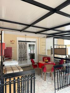 ein Wohnzimmer mit einem roten Tisch und Stühlen in der Unterkunft Villa Marija in Ohrid