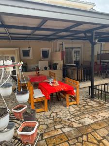 un patio con mesa y mantel rojo en Villa Marija, en Ohrid