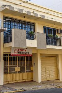 un edificio con un signo que indica que la carretera de reaseguro en Renty Herrera, en Asunción