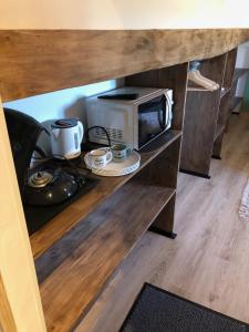 Un mostrador con un microondas y un horno tostador. en Au Dessus De Chez Nous, en Doulezon 4 fotos más