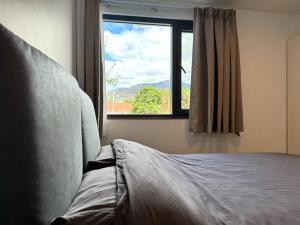 Schlafzimmer mit einem Bett und einem Fenster in der Unterkunft 1BR Apartment - Walk to City (1 Queen Bed) in Hobart