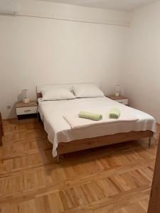 ein Schlafzimmer mit einem Bett mit zwei Handtüchern darauf in der Unterkunft Apartments Vulić in Omiš