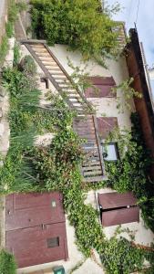 einen Blick über ein Gebäude mit Pflanzen und Treppen in der Unterkunft Maison atypique au grand charme in Embrun