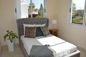 Ένα ή περισσότερα κρεβάτια σε δωμάτιο στο Chloraka Sunset View +13 φωτογραφίες