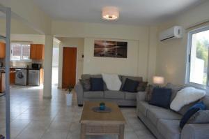 Χώρος καθιστικού στο Chloraka Sunset View