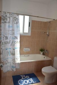 Ένα μπάνιο στο Chloraka Sunset View