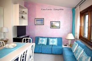 ブドーニにあるCasa Luciaのリビングルーム(青いソファ、テーブル付)
