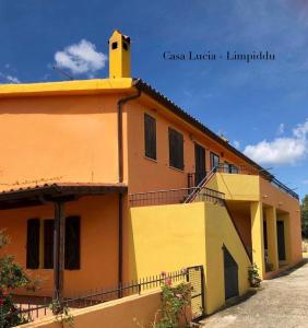 ブドーニにあるCasa Luciaの黄色・橙色の建物
