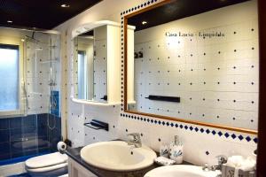 ブドーニにあるCasa Luciaのバスルーム(洗面台、トイレ、鏡付)
