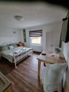 Apartmani Lale i Rada : غرفة نوم بسرير وطاولة
