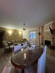 Apartmani Lale i Rada : غرفة معيشة مع طاولة وأريكة