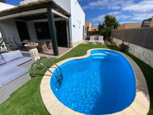 a swimming pool in the middle of a yard at Casa Rosalía in Corralejo