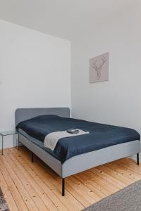 Bett in einem Zimmer mit blauer Matratze in der Unterkunft Nordstay - Trendy Studio by the North Harbor self check-in in Helsinki