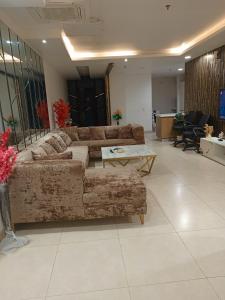 uma sala de estar com dois sofás e uma mesa em Luxury rooms studioLahore em Lahore