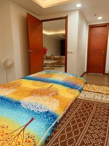 - un grand lit dans une chambre avec un miroir dans l'établissement Luxury rooms studioLahore, à Lahore