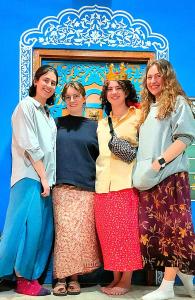 um grupo de mulheres em pé na frente de um palco em House Of Touristers Hotel & Cafe em Jaipur