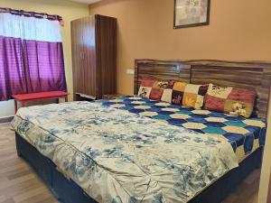 Sri Krishna Residency في فيساخاباتنام: غرفة نوم بسرير كبير في غرفة