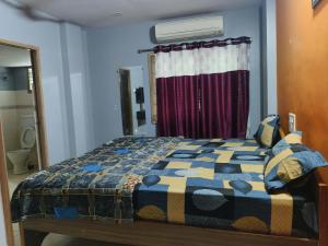 Schlafzimmer mit einem Bett und einem Fenster in der Unterkunft Sri Krishna Residency in Visakhapatnam