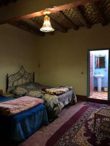 Cama o camas de una habitación en GITE LA GROTTE VALLEE