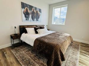 ein Schlafzimmer mit einem großen Bett und einem Fenster in der Unterkunft Pickleball Paradise at Star Valley Ranch! in Thayne