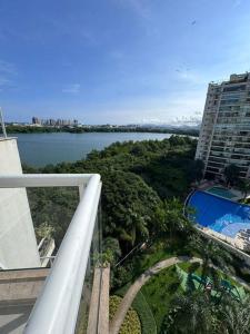 desde el balcón de un edificio con vistas al río en Cobertura linear, 3 quartos, Peninsula (Barra da tijuca), en Río de Janeiro