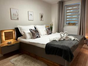 una camera da letto con un letto con un arco sopra di Wellness Ferienhaus Bergheide a Michendorf