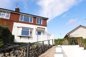 Casa blanca con valla y pared de piedra en Beautiful Home in West Midlands, 