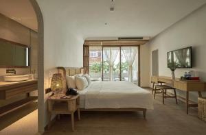 1 dormitorio con 1 cama y baño con lavamanos en Sky Gem Hotel Sora, en Ho Chi Minh