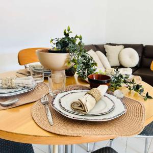 una mesa con platos y servilletas encima en Central Apartments Ariadni, en Ofrinion