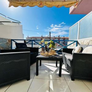 patio con mesa y sillas en el balcón en Central Apartments Ariadni, en Ofrinion