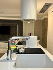 - une cuisine avec un évier et un robinet dans l'établissement CLB Sea view Apartment, à Constanţa 11 autres photos