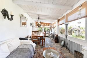 ein Wohnzimmer mit Sofa und Tisch in der Unterkunft Paradiso Vintage Villa: Traditional 1944 Gem in Amanioú