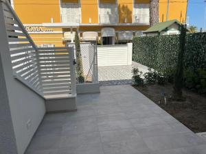 een loopbrug naar een huis met een wit hek bij The Twins 1 Luxury Home - Lungomare Viale Milano 20 in Riccione