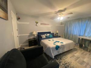 1 dormitorio con 1 cama y 1 sofá en Private Retreat, en Lake Worth