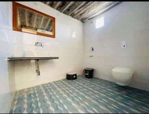 ein Bad mit einem WC und einem Waschbecken in der Unterkunft Royal Rangers Desert Safari Camp in Jaisalmer