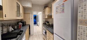 Virtuvė arba virtuvėlė apgyvendinimo įstaigoje Rowan Crescent's Luxury Stay-In 2