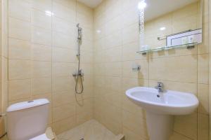 ein Badezimmer mit Toilette und Waschbecken in der Unterkunft Hotel Angy in Goldstrand