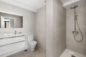 Koupelna v ubytování OBSIDIAN Ático Mencey + 10 fotografií