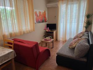 sala de estar con sofá y mesa en Apartments Suzi, en Rovinj