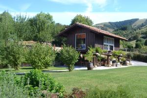 una casa con un patio verde delante de ella en El Rincón de Doña Urraca, en Cotillo