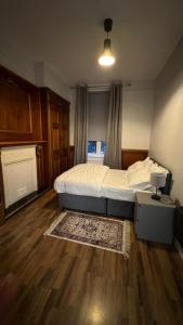 1 dormitorio con cama y alfombra en el suelo en Modern 2-Bedroom Apartment-Dublin City, en Dublín