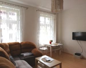 uma sala de estar com um sofá e uma mesa em Beach 1 minuta, Grand Hotel, Sheraton, molo, Best location em Sopot