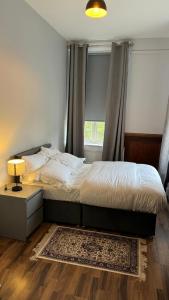 1 dormitorio con cama y ventana en Modern 2-Bedroom Apartment-Dublin City, en Dublín